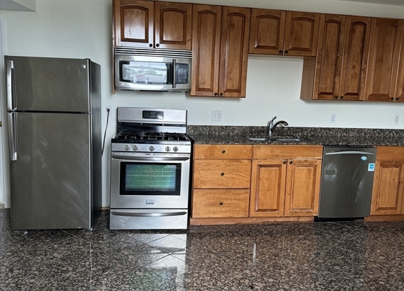 5 beds, 2 baths, 2,200 sqft, $4,100, Unit 1