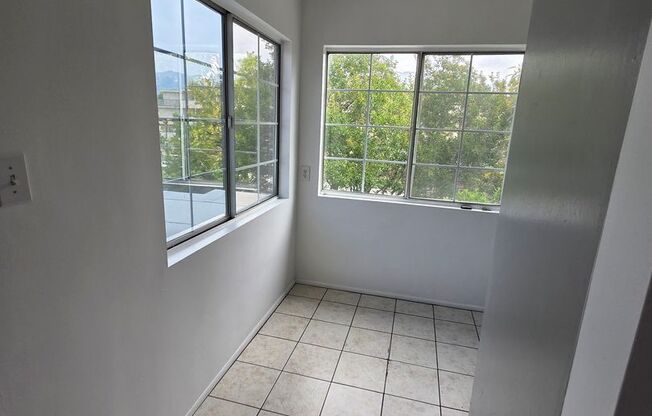 256 W Valencia Ave