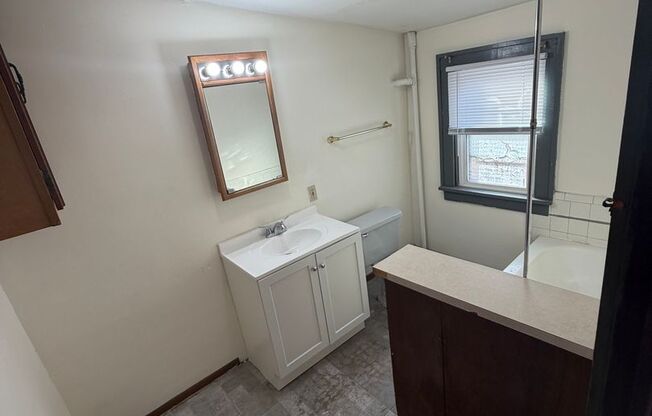 614 Douglas Ave, Des Moines, IA 50313