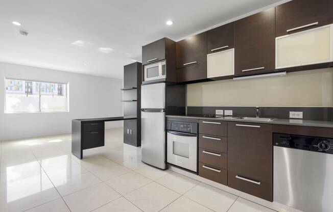 Kitchen at The Regency Apartments in Tempe AZ Nov 2020 (4)