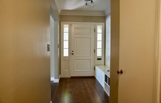 Charming & Spacious 3BR/2BA Lower-Level Home in Prime Baywood Location