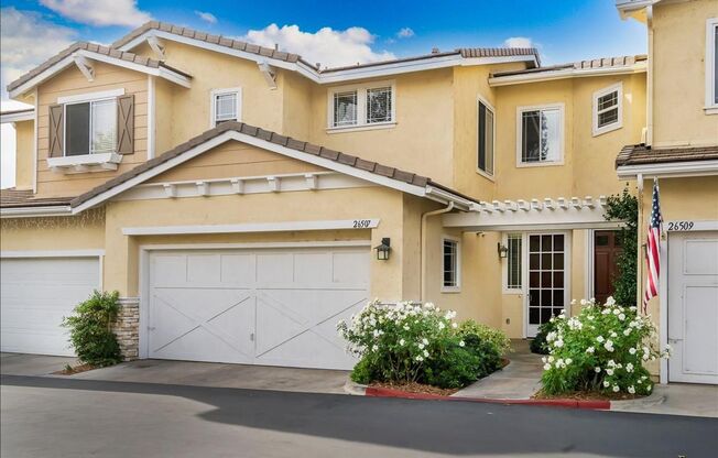 SHARP! 2 Master Suites Townhome in the heart of Valencia!