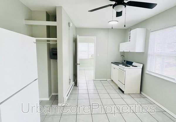 1023 LOCUST ST NE