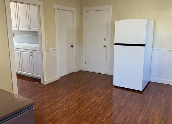 3 beds, 1 bath, 1,100 sqft, $1,800, Unit 2S