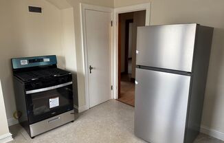 2 beds, 1 bath, $1,300, Unit 3939-Upper