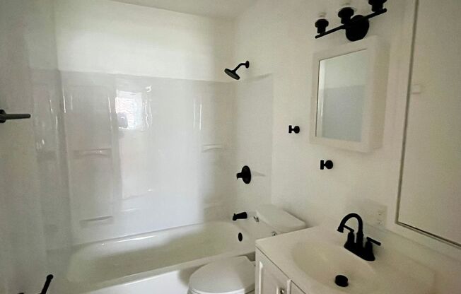 3 beds, 1 bath, $1,015, Unit 301