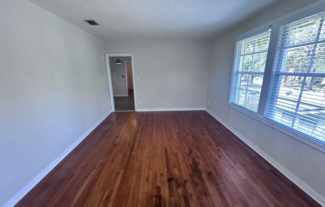 *** TWO WEEKS FREE*** Charming 1BR Near San Marco – Great Location!