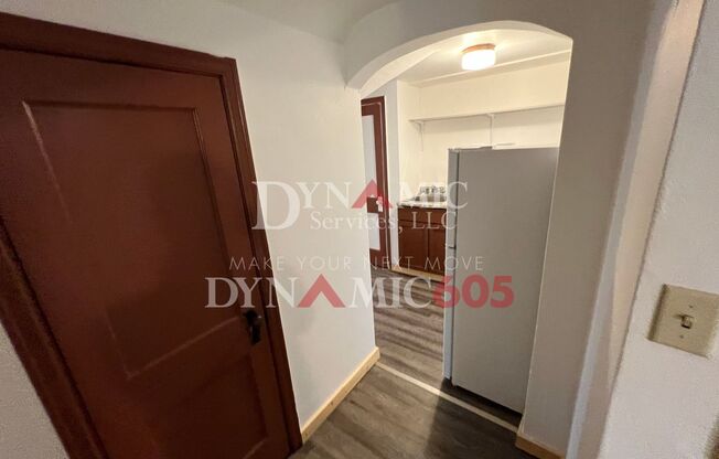 Upper Level 1 Bedroom Apartment Downtown - Tenant Pays Electric Only