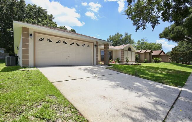 Cozy 3/2 Split Floorplan Home with a Spacious 2 Car Garage in the Beautiful Neighborhood of Piedmont Lakes - Apopka!