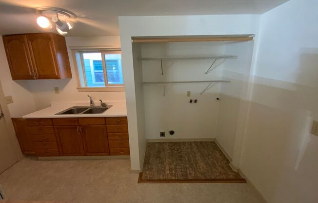 2 beds, 1 bath, $1,395, Unit 196 N Jefferson St.