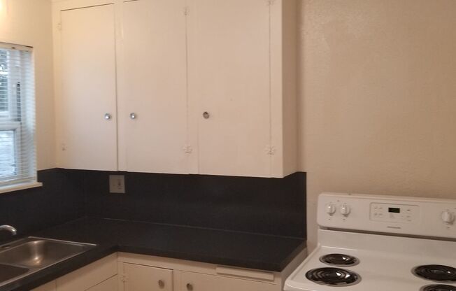 2 beds, 1 bath, 800 sqft, $1,415, Unit 221003