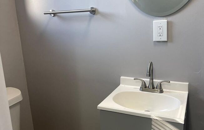 Charming 2-Bedroom Duplex with All Utilities Included – Near Disney Parks!
