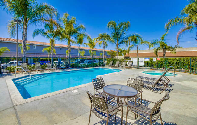 Harbor Cliff Apartments Lifestyle - Pool Deck & Pool