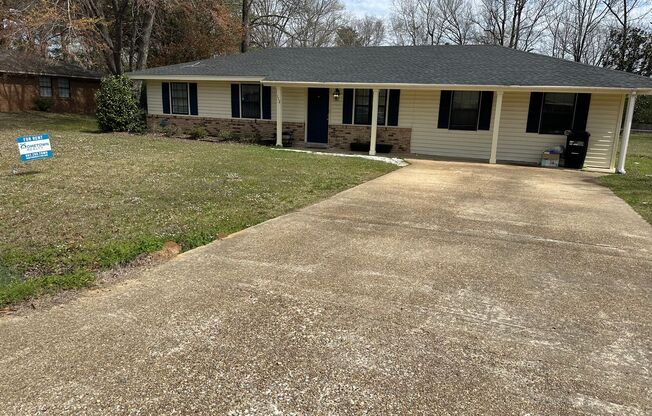 4 bed 2.5 bath with fenced yard... Pets welcome