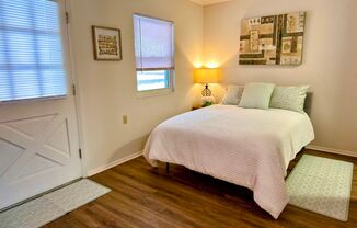 Studio, 1 bath, 425 sqft, $1,050, Unit 204 1421LS