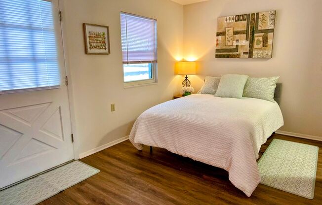 Studio, 1 bath, 425 sqft, $1,050, Unit 204 1421LS