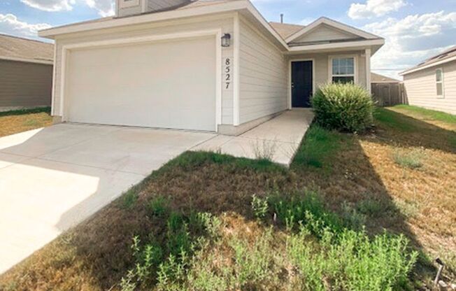 3-bed 2-bath home with Community Pool