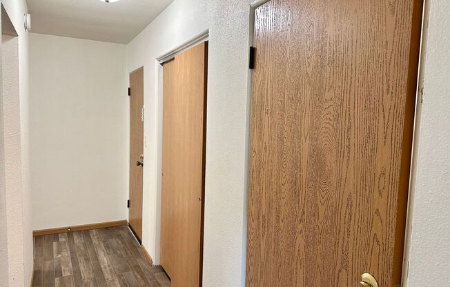 2 beds, 1 bath, $810, Unit 6