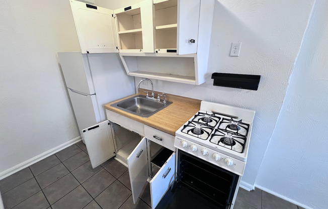 Studio, 1 bath, 400 sqft, $865, Unit 304