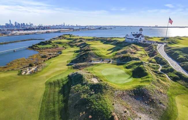 a view of the 18th hole at governors island with the city of ny in the  at Harbor Pointe, Bayonne, New Jersey