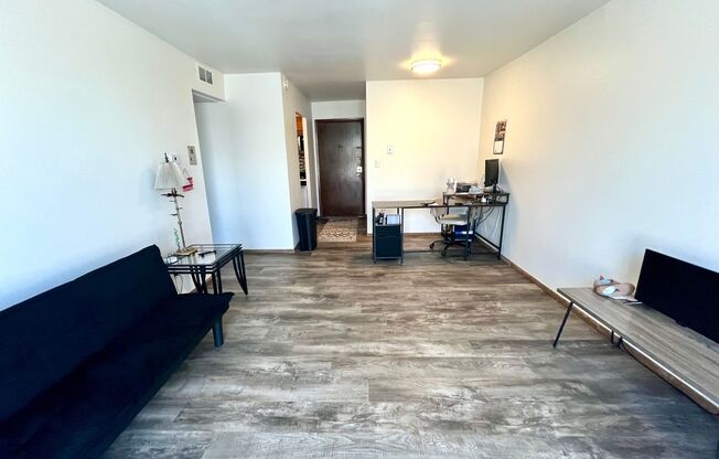 3445 N Oakland Ave
