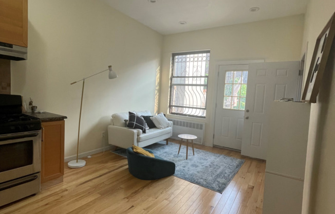 1 bed, 1 bath, $3,000, Unit 5