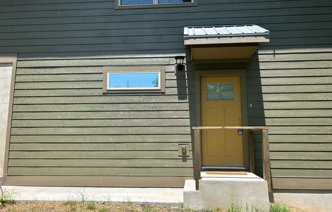 West AVL - 1/1 Like New Duplex