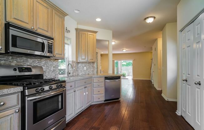 Multnomah Village 3BR 2.5bth Townhome | A/C, Garage, Small Yard & Near Parks + Trader Joe’s