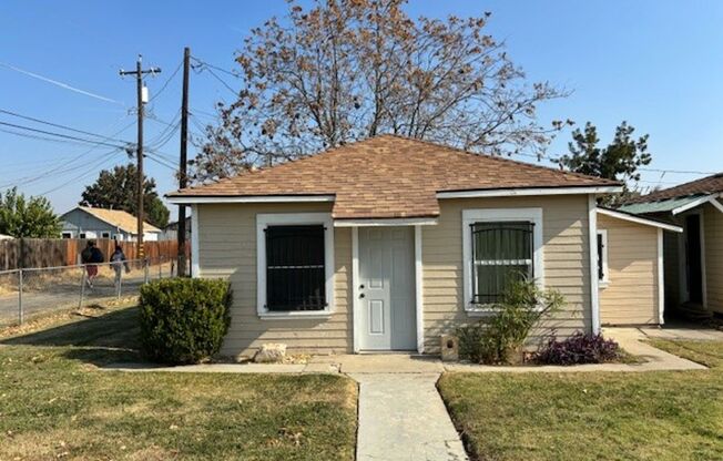 Clean 2 Bedroom / 2 Bathroom House Available for Immediate Lease!