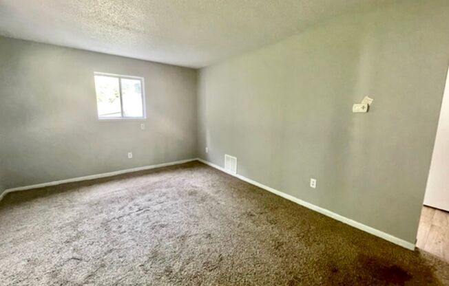 2 beds, 1 bath, 730 sqft, $1,100, Unit Apt 1