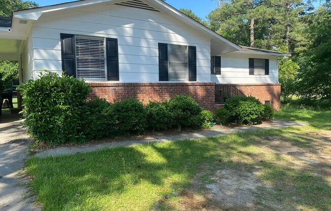 Charming & Move In Ready 3-Bedroom Home - Available April 15th!