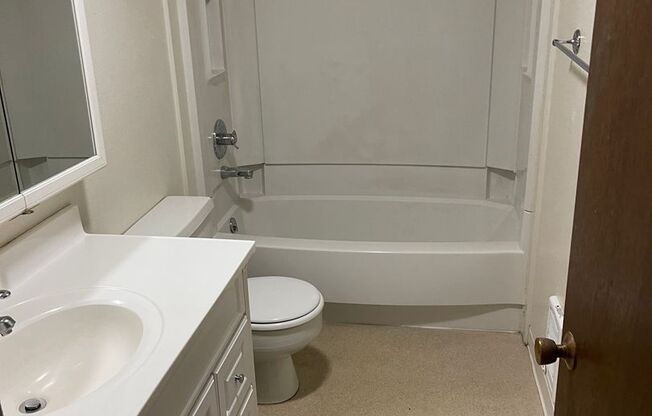 2 beds, 1 bath, 712 sqft, $1,150, Unit 2