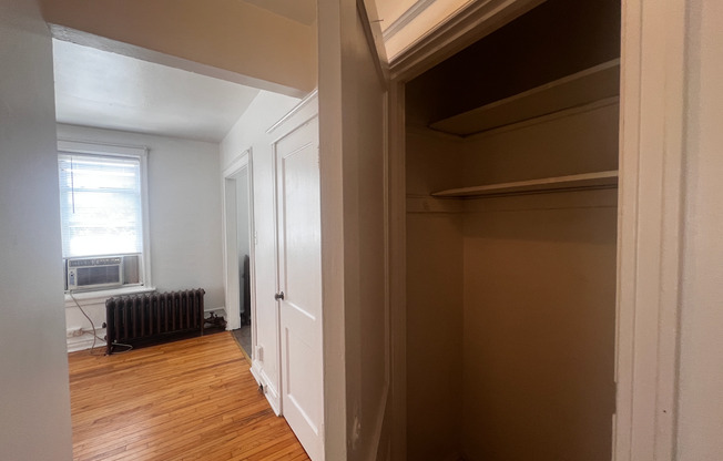Studio, 1 bath, 450 sqft, $945, Unit 414
