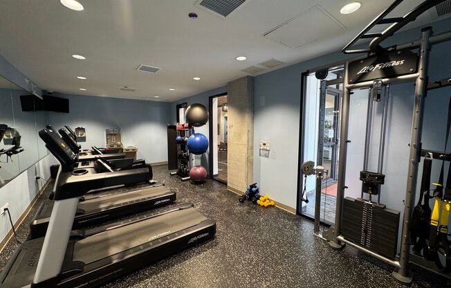 2 beds, 1 bath, 978 sqft, $2,250, Unit 609