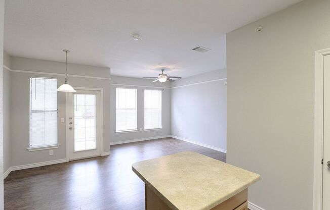 1 bed, 1 bath, 715 sqft, $1,051