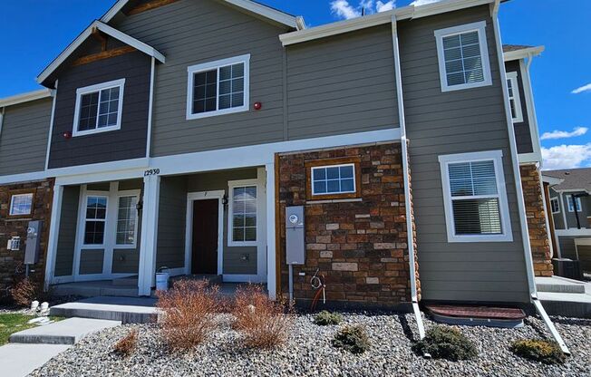 Like new 2Bed, 2.5 Bath with Den/Office Townhome