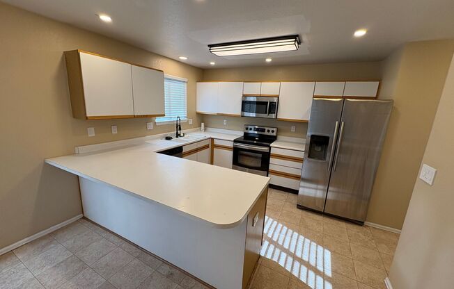 Beautiful Home Near Schriever SFB, Peterson SFB, & Fort Carson!!