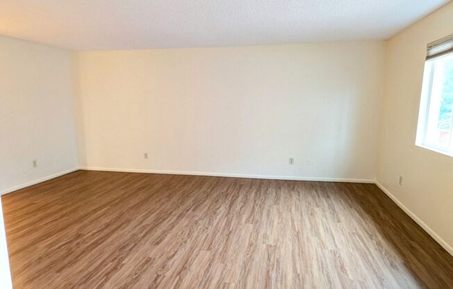 View Ridge / Everett 2 Bedroom Top-Floor Condo