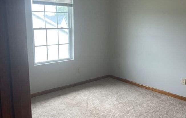 3 beds, 2.5 baths, 1,350 sqft, $1,400, Unit 1454 West Rockcrest Drive