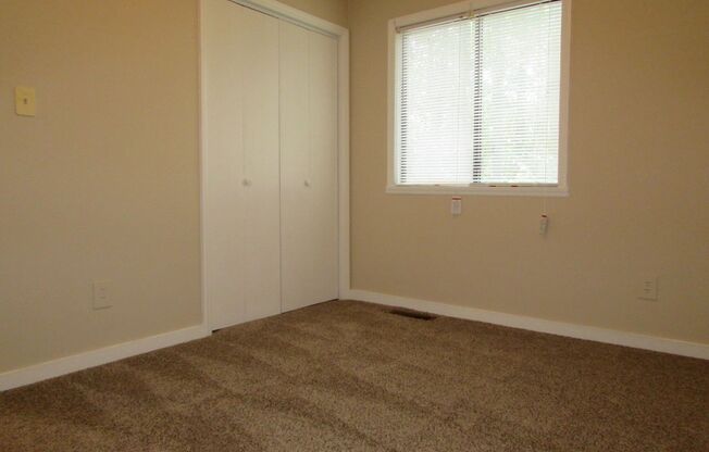 Cozy 2 Bed/ 1 Bath Two Story Townhome - Close To Bellingham Park