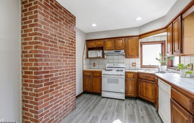16 HENRY ST