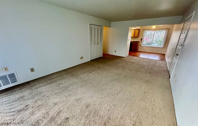 2 beds, 1 bath, 1,000 sqft, $1,295, Unit 615 Flint Rd. #5