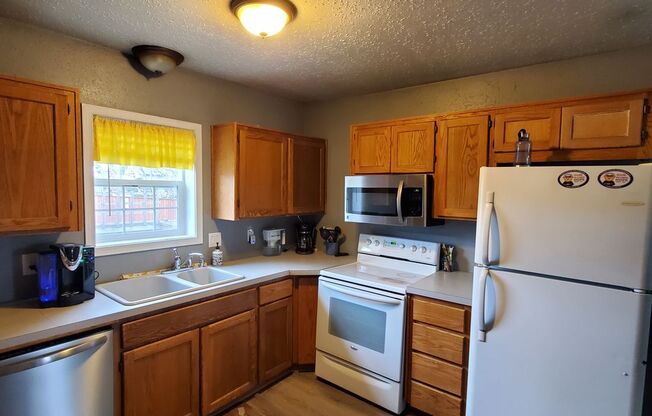 Pet Friendly 3 Bedroom with RV Parking, Close to Downtown Albany!