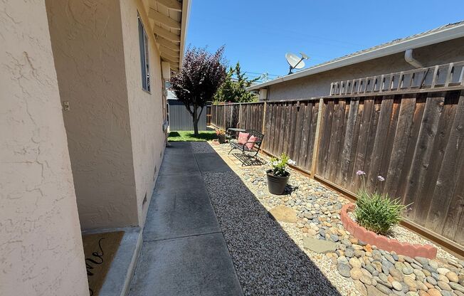 Willow Glen/Cambrian duplex - Beautifully Maintained with Spacious Backyard & Upgrades