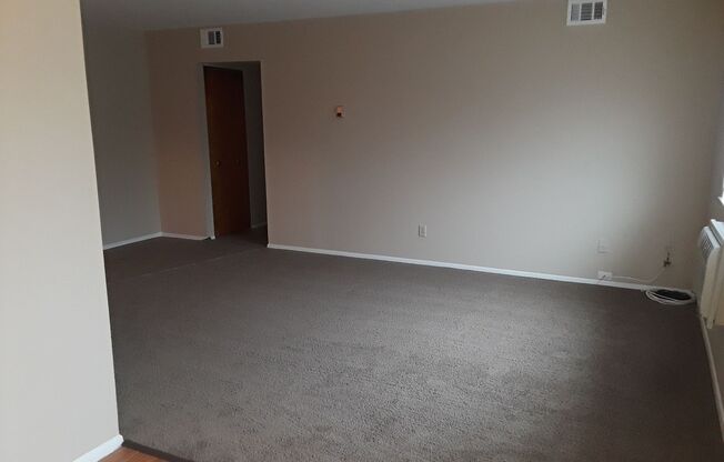 2 beds, 1 bath, 858 sqft, $1,035, Unit B102