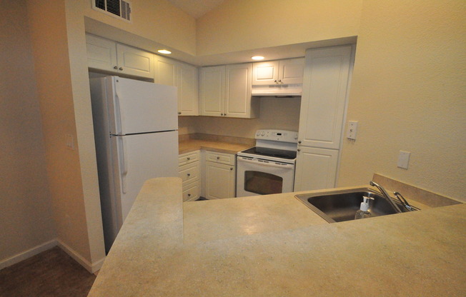 ORLANDO: Convenient to Airport, 3rd Floor Condo