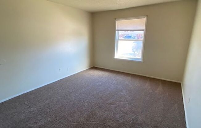 2 beds, 1 bath, 1,000 sqft, $900, Unit Apt. B