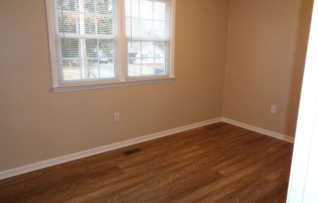 Cute House-Nice Yard!