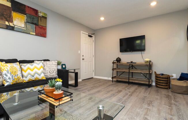 1 bed, 1 bath, 750 sqft, $995, Unit 3569 Davenport St-Unit 17