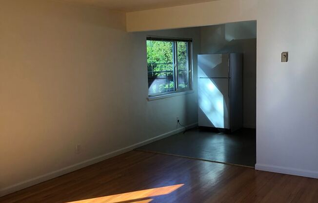 2 beds, 1 bath, 810 sqft, $2,275, Unit 01